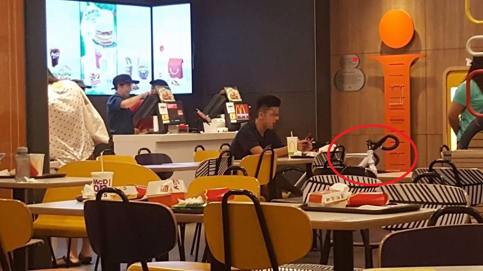 NETIZEN FEELS THAT IS INCONSIDERATE FOR BICYCLE TO BE PARK INSIDE PUNGGOL MAC!