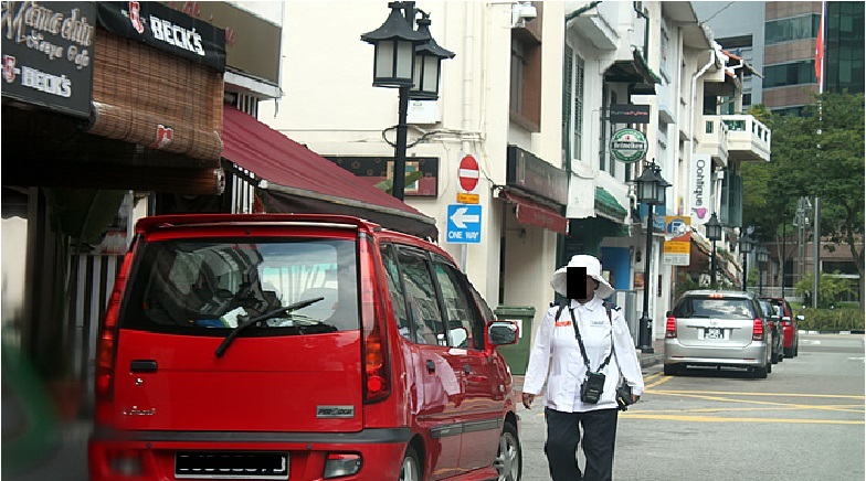NETIZEN CLAIMS THAT CAR PARK WARDEN ISSUED TICKET TO S PLATE CAR PARKED IN LOADING/UNLOADING LOTS BUT MALAYSIAN REG VEHICLE IS NOT PENALISED!