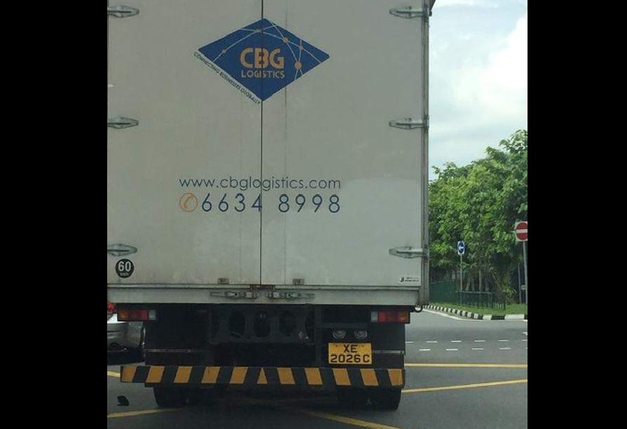 TRUCK BANG ME PRETEND NOTHING HAPPEN AND DRIVES OFF @ TELOK BLANGAH