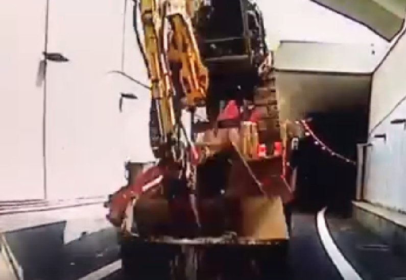 TRUCK CARRYING EXCAVATOR EXCEEDS HEIGHT LIMIT @ KPE TUNNEL (VIDEO)