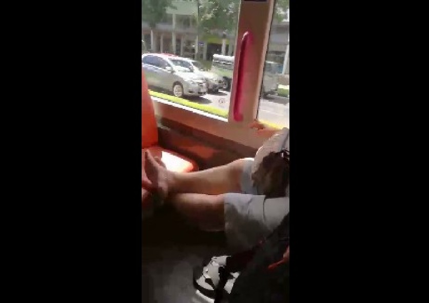 WOMAN SIT IN BUS WITH HER LEGS ON THE SEATS LIKE A BOSS @ UBI (VIDEO)