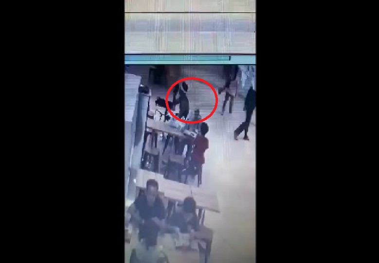 THIEVE AT TAMPINES HUB STEAL WOMAN HANDBAG IN BROAD DAYLIGHT (VIDEO)