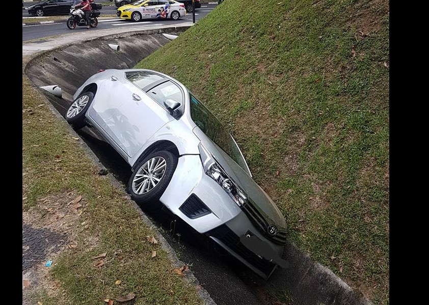 HIT & RUN UNTIL CAR LANDED IN DRAIN @ ANG MO KIO.