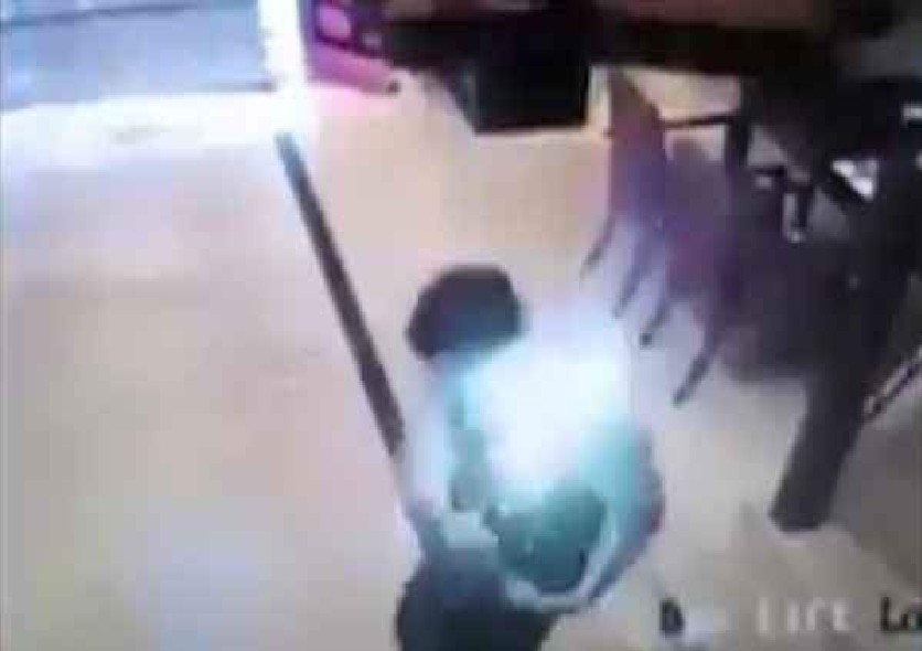 SAMSUNG PHONE EXPLODED. MAN CAUGHT ON FIRE!! (VIDEO)