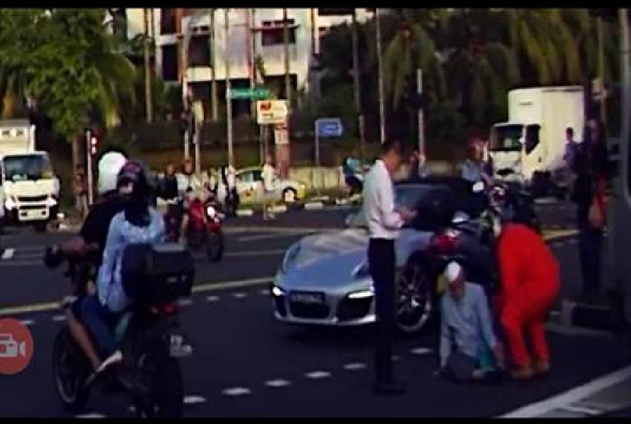 SPORTS CAR CRASHED INTO PEDESTRIAN @ LAKESIDE MRT (VIDEO)