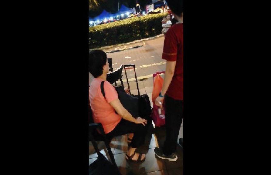 OLD PERSON GET SCOLDED JUST BECAUSE SHE COULD NOT FIND COFFEE BEAN