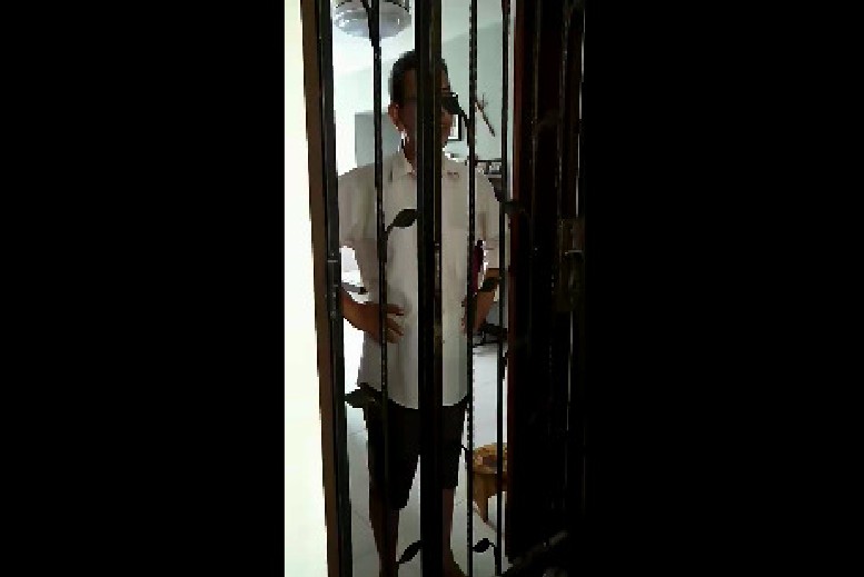 AFTER BORROWING $15K FROM OLD MAN, THE GUY HIDE IN HOUSE (VIDEO)