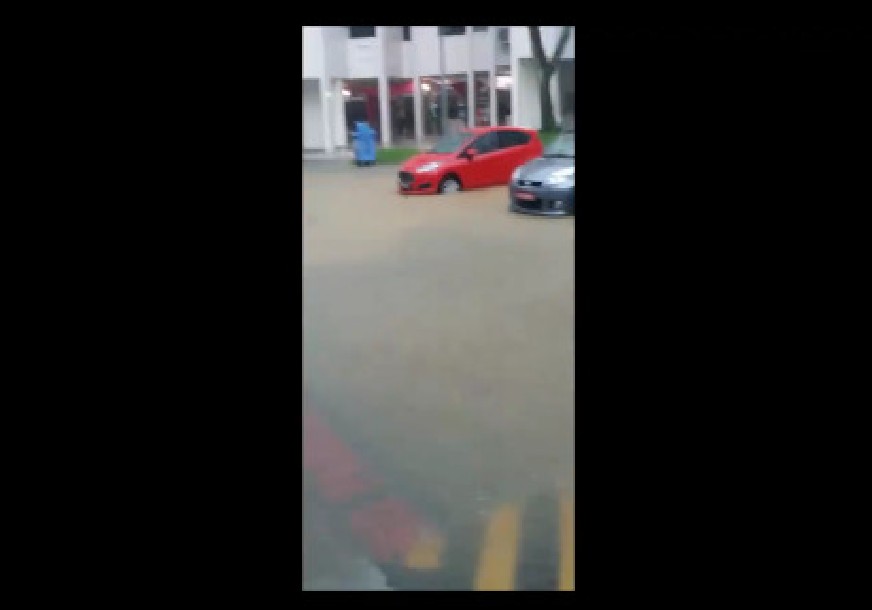 FLOOD AT YISHUN AFTER HEAVY RAIN. Yishun Ave 2 & 5: Water level rises above 90% (VIDEO)