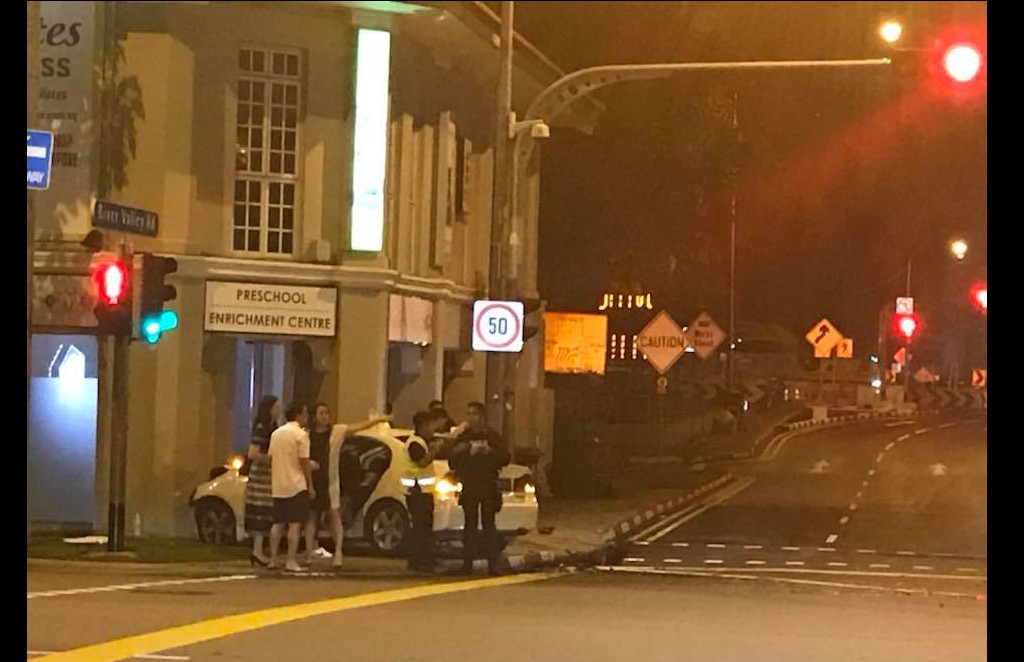 ACCIDENT AT RIVER VALLEY, CAR HIT BUILDING. LUCKY NO PASSERBY (VIDEO)