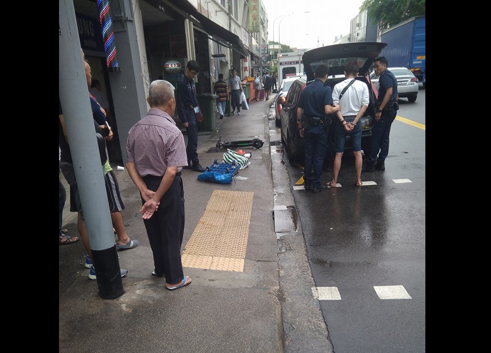 CONTRABAND CIG SELLER ARRESTED AT GEYLANG