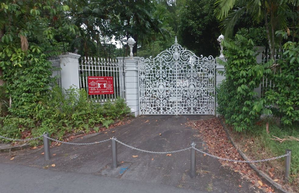 CAR ACCIDENT AT ISTANA. 2 DEAD AFTER CRASHING INTO PILLAR OF ISTANA’S GATE