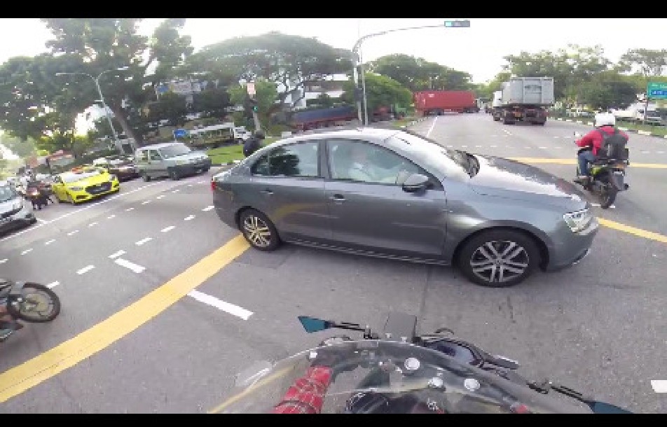 BODOH DRIVER NEARLY HIT RIDER. ALREADY RED LIGHT LEI (VIDEO)