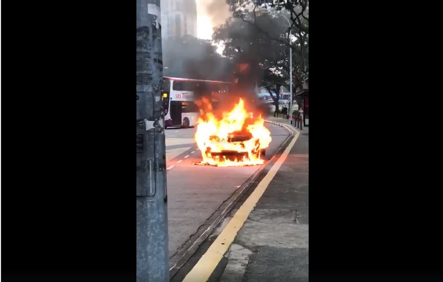 CAR ON FIRE AT YIO CHU KANG. SCDF ON THE SCENE (VIDEO)