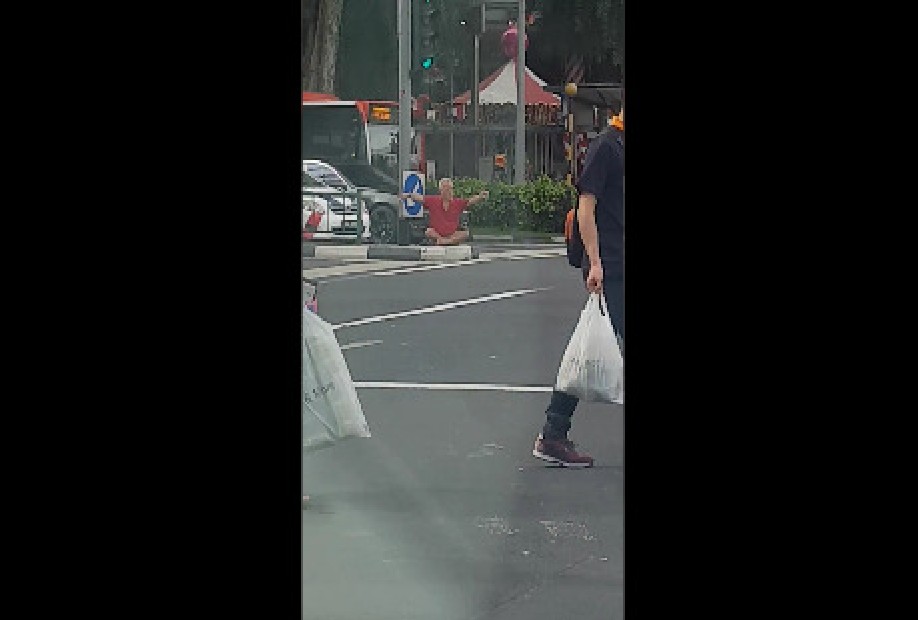 UNCLE SIT IN THE MIDDLE OF THE ROAD AT ANG MO KIO HUB (VIDEO)