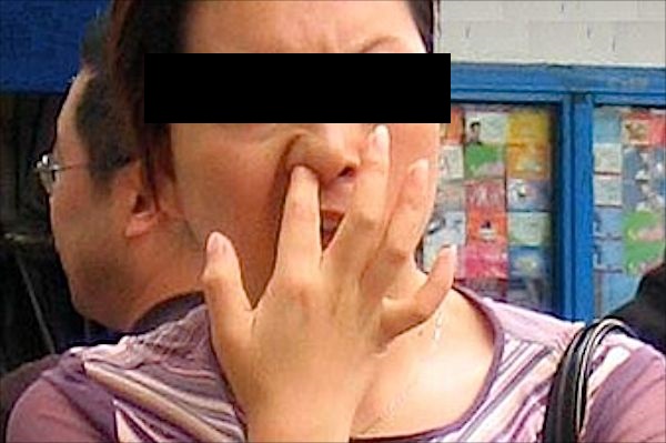 PRC WOMAN DIG NOSE AND WIPE ON MRT SEAT.