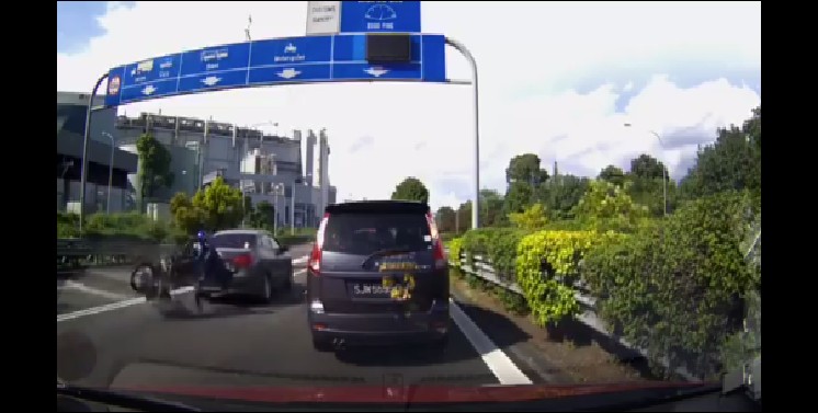 ACCIDENT AT WOODLANDS CHECKPOINT DUE TO NEGLIGENCE OF DRIVER (VIDEO)