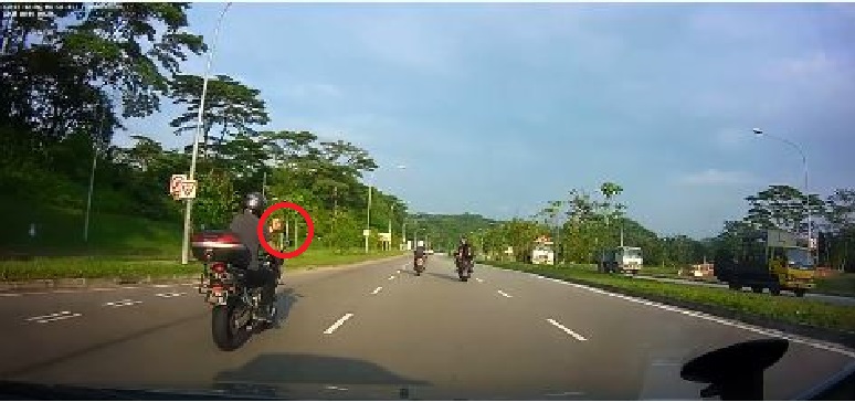 ANGMO RIDER POINT MIDDLE AT ME WHEN HE CLEARLY AT FAULT!(VIDEO)