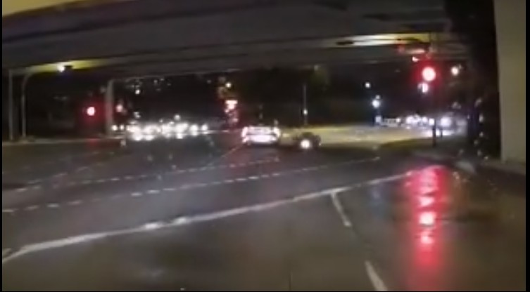 CAR BEATS RED LIGHT CAUSING ACCIDENT, THEN HE SIAM! WTF?! (VIDEO)