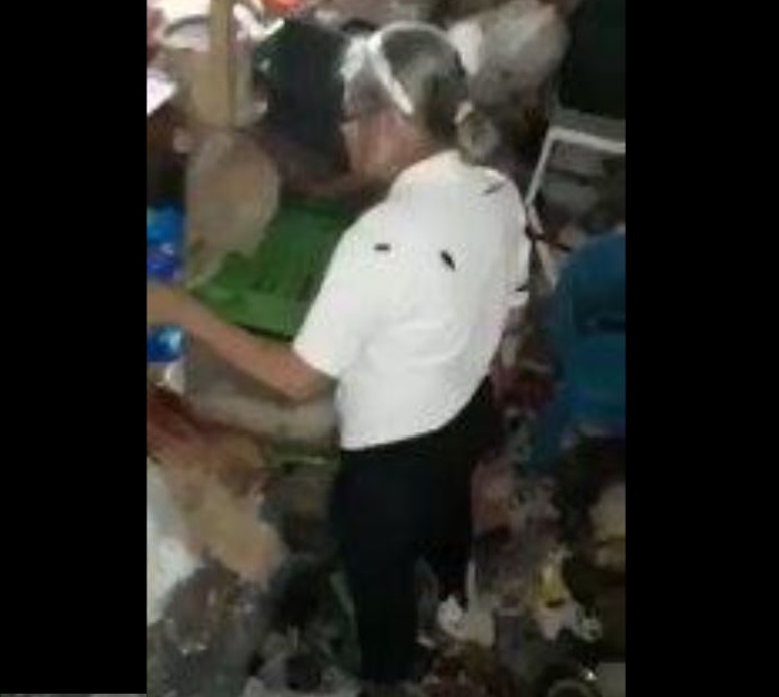 HOUSE WITH FULL OF RUBBISH AND COCKROACHES! OMG! (VIDEO)