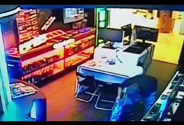 GUY STEAL 2 LAPTOP FROM GAME SHOP IN MARINA SQUARE IN BROAD DAYLIGHT (VIDEO)