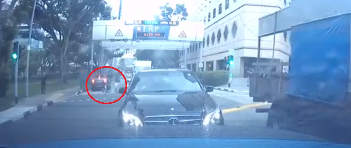 BOY GET KNOCK DOWN BY CAR AFTER DASHING THRU THE ROAD @ KILLNEY AREA! STAY SAFE DON”T JAY WALK!