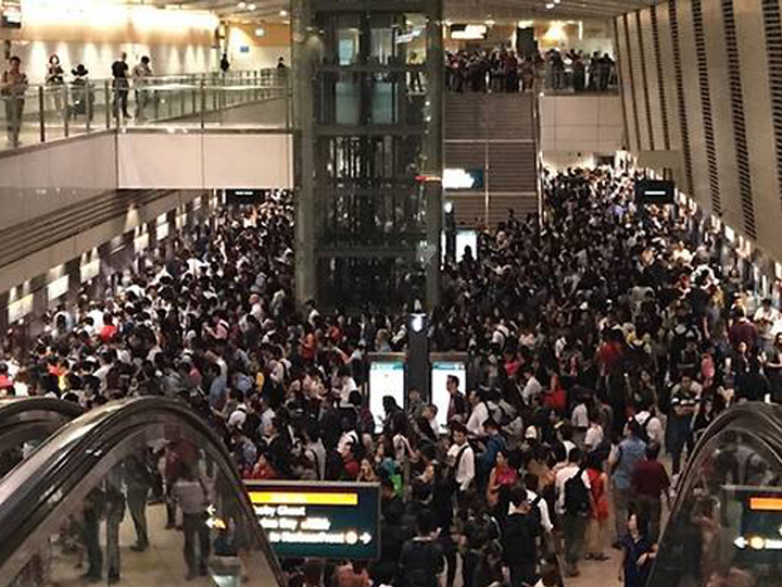 TALL SG GIRL SWAYED HER HAIR LIKE IN A SHAMPOO AD END UP HAVE HER PHONE FLYING TOWARDS ME!