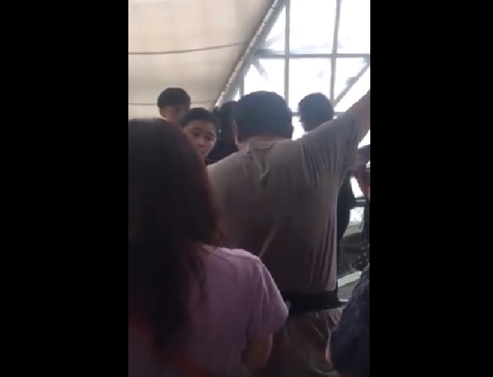 ANGRY PASSENGER SHOUTED AT JETSTAR STAFF AFTER VOUCHER GIVEN WAS INSUFFICIENT FOR FOOD (VIDEO)