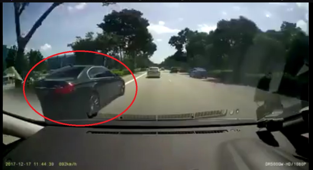 DRIVER DANGEROUSLY OVERTAKING FROM ROAD SHOULDER @ TPE TOWARDS CHANGI AIRPORT!
