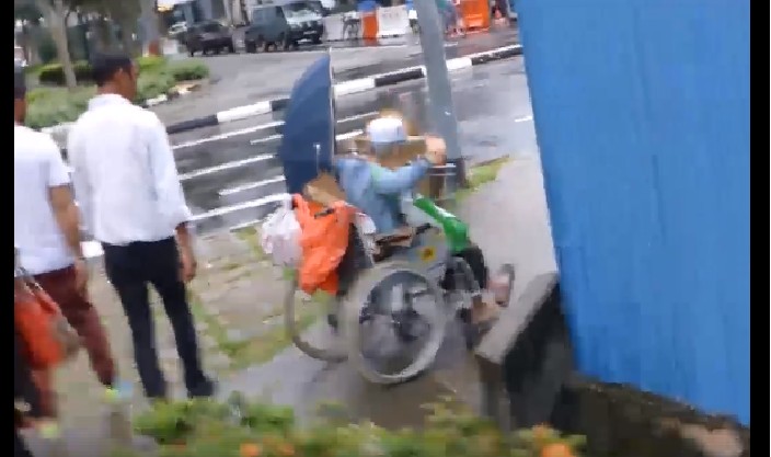 NETIZEN SHAMES A BEGGAR ON WHEELCHAIR FOR ‘SCAMMING’. WHO IS THE VILLAIN HERE? (VIDEO)