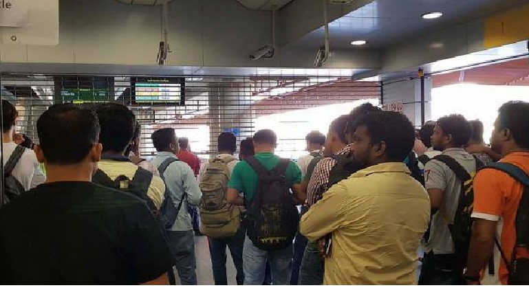 TRAIN SERVICE UPDATE DISPLAY NORMAL STATUS AT JOO KOON YST BUT NO TRAIN SERVICE!