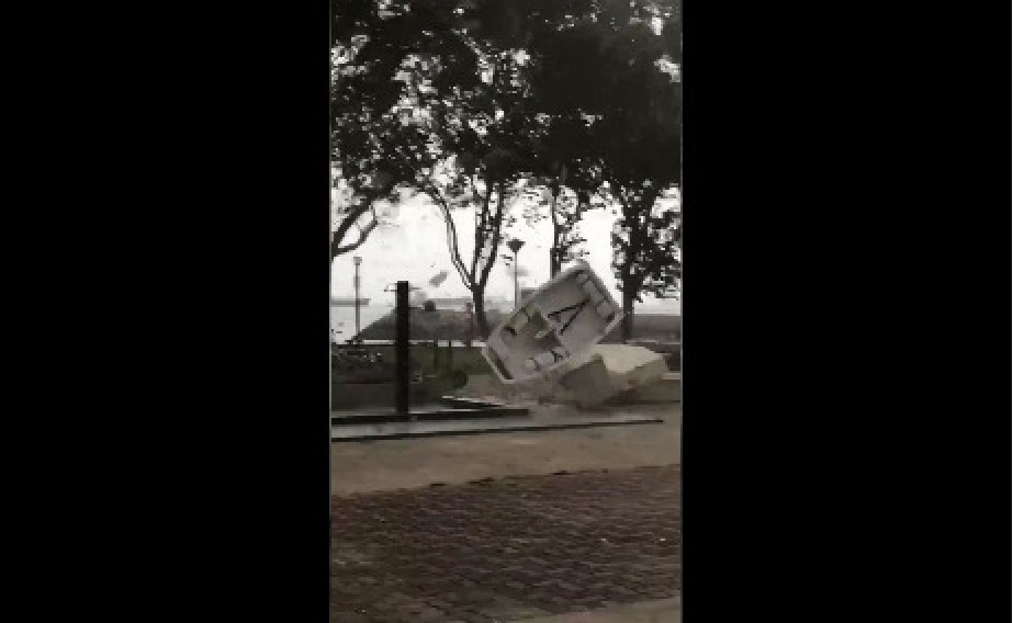 STRONG WINDS AT ECP NSC SEND BOATS FLYING. BEWARE!!!! (VIDEO)
