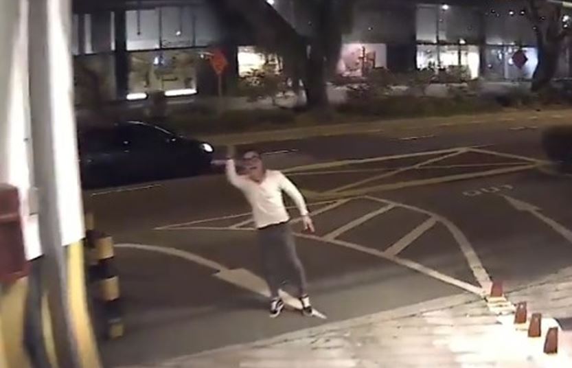 GANGSTER PHV DRIVER DONT KNOW HOW TO SIGNAL GET OFF CAR KPKB (VIDEO)