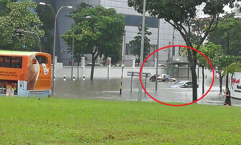 FLASH FLOODS AT BEDOK. DRIVERS TAKE NOTE. CAR STUCK IN WATER