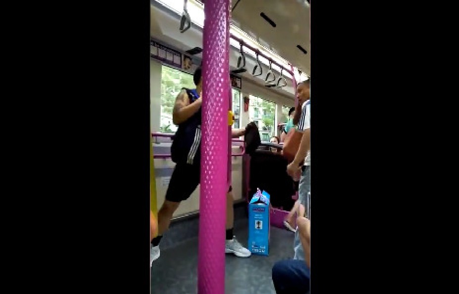 TATTOO YOUNG MEN CHALLENGE UNCLE TO FIGHT (VIDEO)