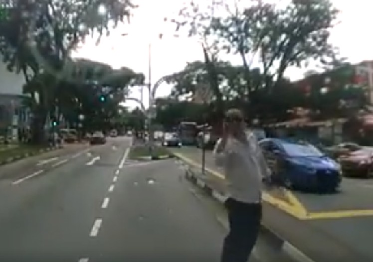 UMBRELLA KUNG-FU UNCLE THREATEN TO HIT DRIVER’S VEHICLE AT YISHUN (VIDEO)