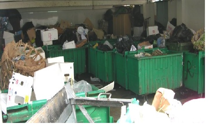 NETIZEN CLAIMS THAT CLEANER EMPTIES CONTENT OF RUBBISH BIN INTO RECYCLING DUMPSTER!