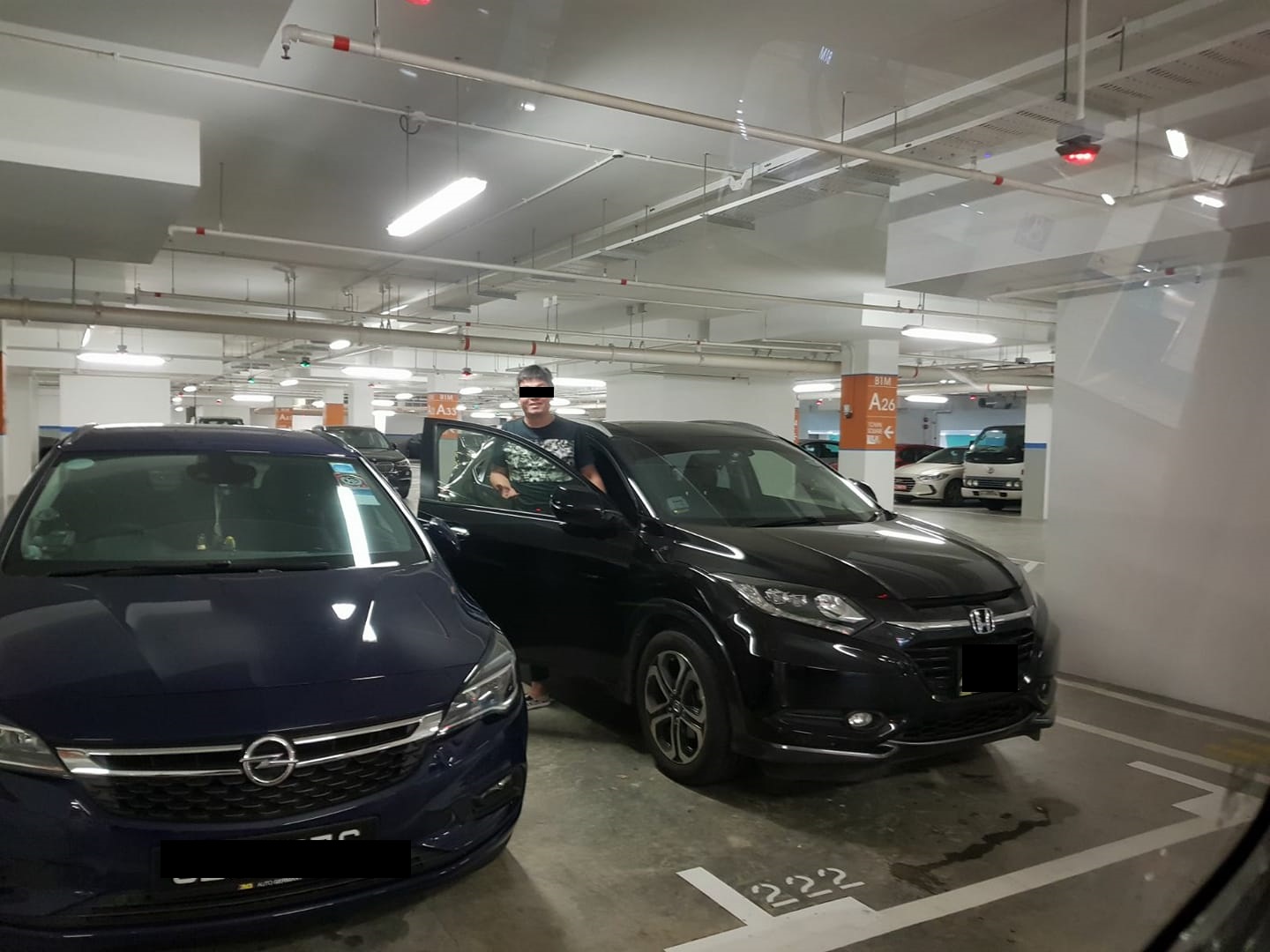 NETIZEN CLAIMS THAT DRIVER SNATCH THEIR PARKING LOT AND BULLY THEM BECOS THEY ARE WOMEN!