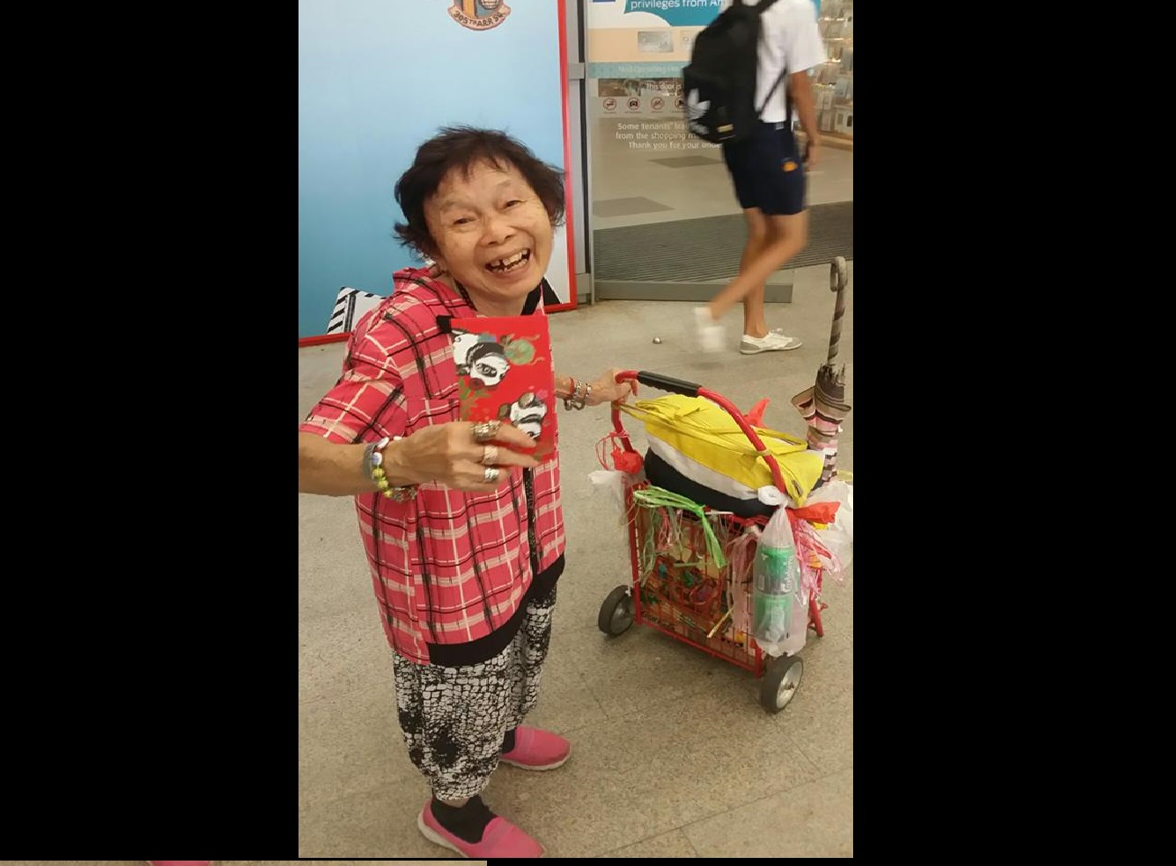 NETIZEN IS HEARTENED TO SEE ELDERLY AUNTIE SMILE AFTER RECEIVING ANG BAO!