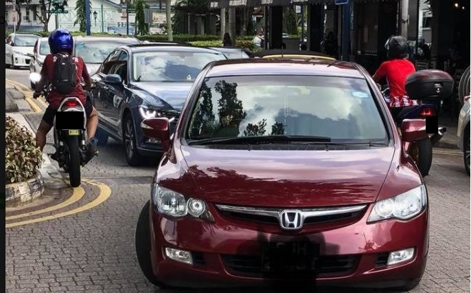 MOTORCYCLIST SPOTTED RIDING AGAINST THE TRAFFIC AT FARLEIGHT AVE!
