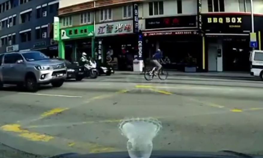TP SKID MOTORBIKE TO AVOID JAYWALK CYCLIST (VIDEO)