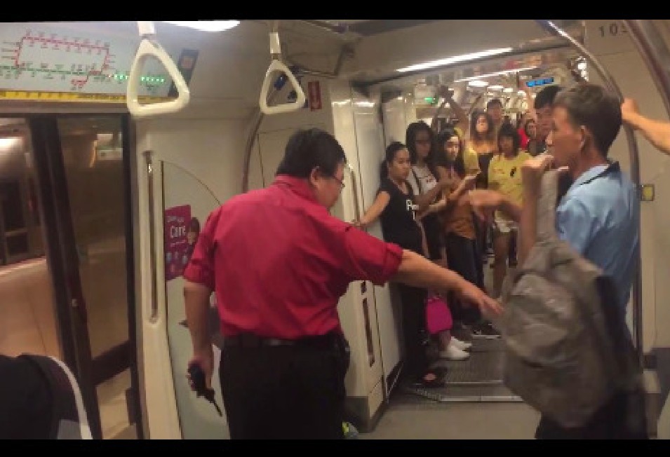 SG GUY SCOLD PRC MAN “LOW CLASS, DOG!” AFTER MRT SEAT SNATCHED! (VIDEO)