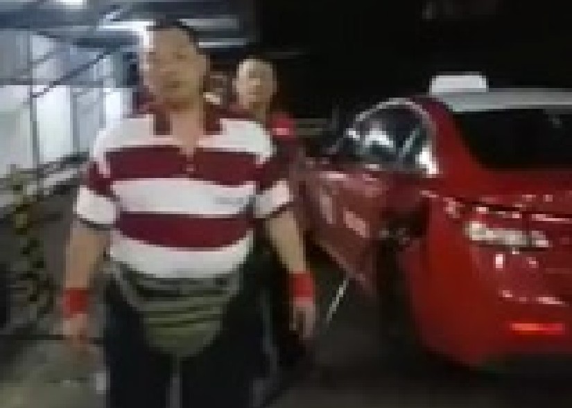 MAN THREATEN FOREIGN WORKER WITH RETRACTABLE BATON @ BUKIT BATOK (VIDEO)