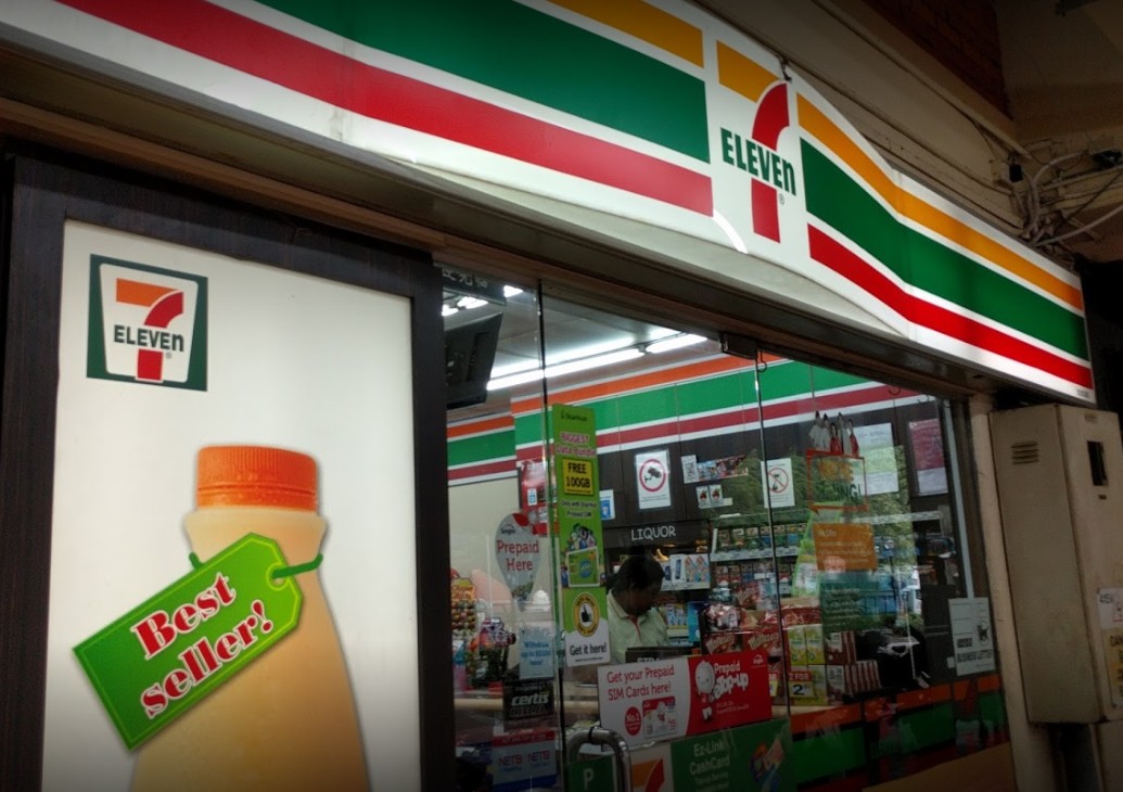 7-11 STAFF AT CHANGI VILLAGE OUTLET GET BEAT UP AFTER REFUSING TO SELL BEER TO PATRON AFTER THE CUT OFF TIME!