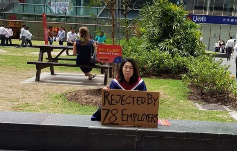 VIRAL PHOTO TAKEN AT RAFFLES PLACE IS ACTUALLY A PHOTO AD BY AN APP!