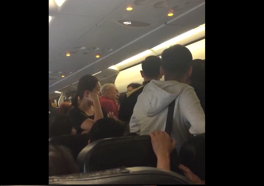 TWO SG UNCLE ARGUING WHO SHOULD GIVE WAY TO ANOTHER WHILE DISEMBARKING FROM PLANE!(VIDEO) TWO SG UNCLE ARGUING WHO SHOULD GIVE WAY TO ANOTHER WHILE DISEMBARKING FROM PLANE!(VIDEO)