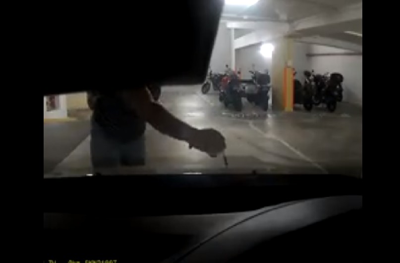 LADY SCRATCHES CAR IN HDB CARPARK! COVERS CAMERA UNSUCCESSFULLY. (VIDEO)