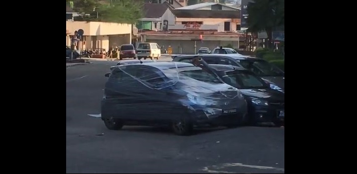 CAR AT KSL GETS CLING WRAP FOR SUPPOSEDLY ILLEGAL PARKING! M’SIA BOLEH? (VIDEO)