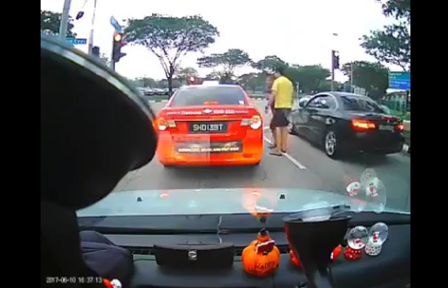 TRANSCAB DRIVER POINT MIDDLE FINGER AFTER CUTTING LANE (VIDEO)