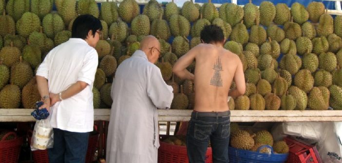 GEYLANG MONK SCAM "LUCKY BRACELET FOR $50"