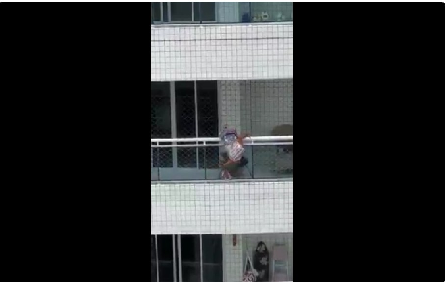 MAID CLEANING OUTSIDE WINDOW LIKE SPIDER MAN! ILLEGAL HOR DONT PLAY!
